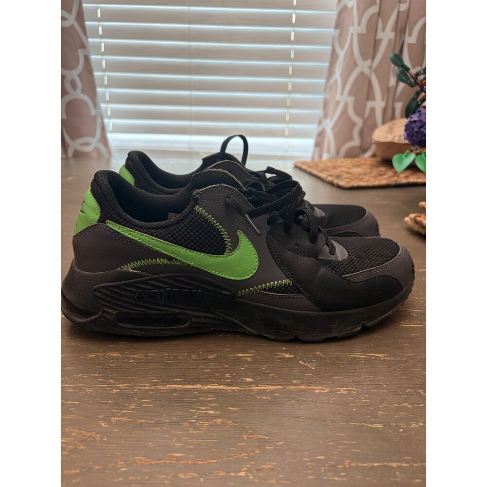 size 11 Mens Nike green strike sneakers